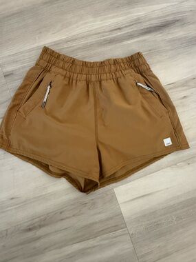 Vuori Women's Performance Shorts in Camel Brown